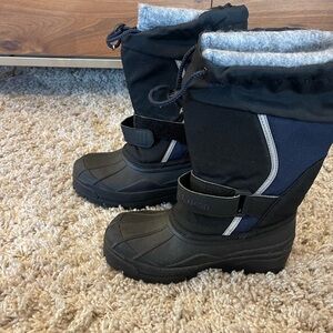 Boys snow boots! Worn only a few times. LL Bean navy and black. Size 2 kids.